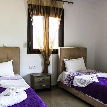 فيلة Keli Mansion *